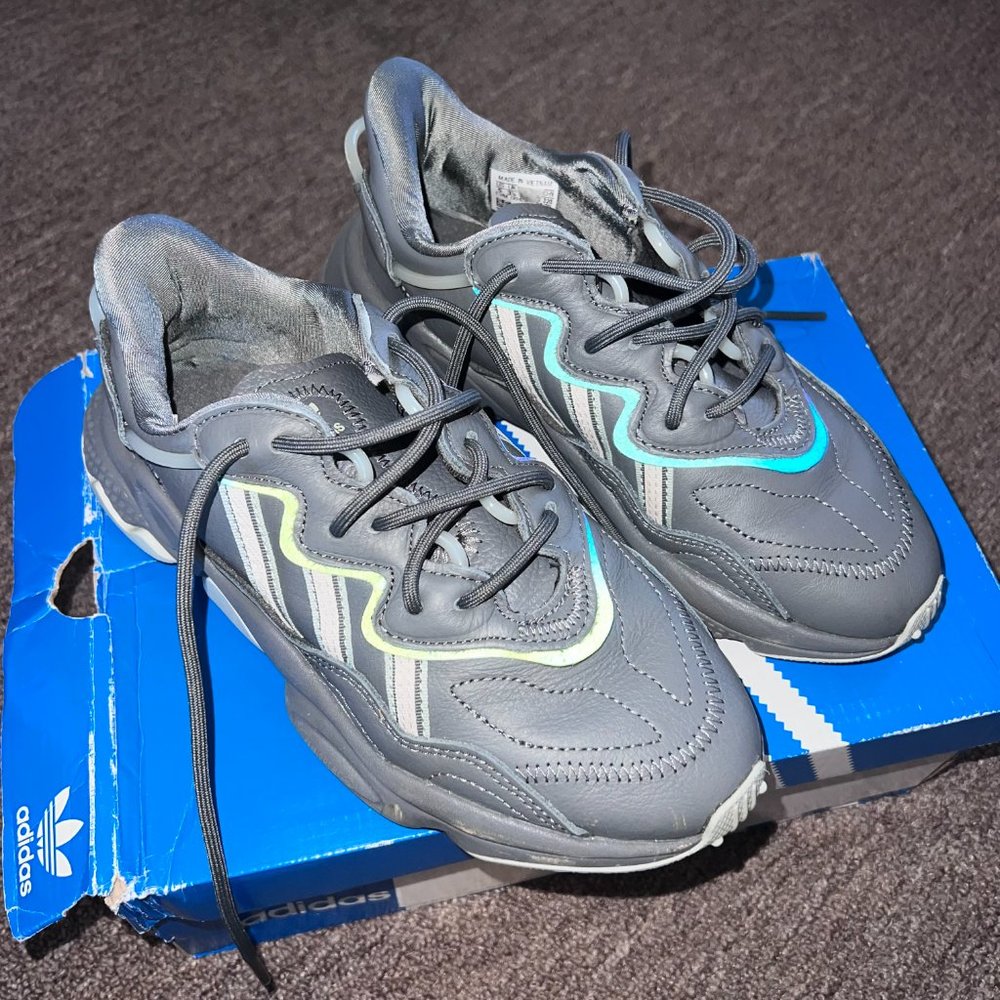 ADIDAS WOMEN OZWEEGO SIZE 5